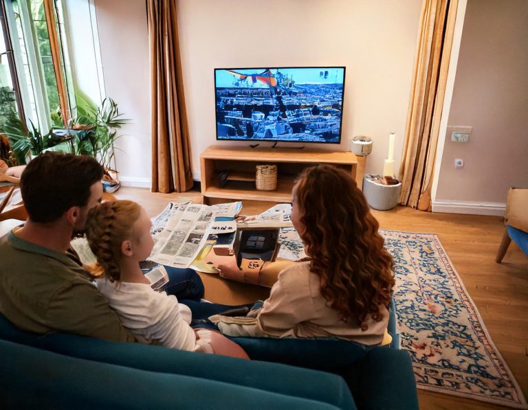 Firefly une famille en FRance, dans son salon, regarde le journal télévisé à la télévision, des jour