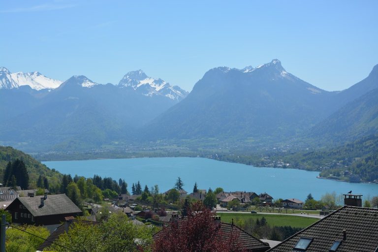 lake-annecy-2729935_1280