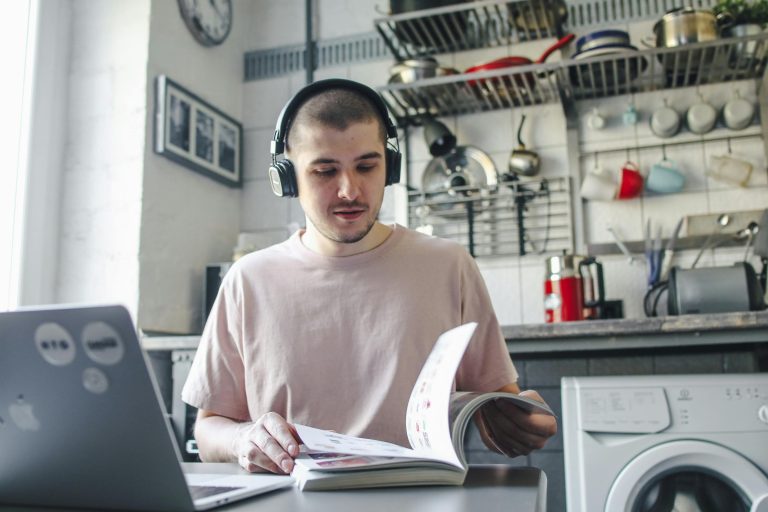 Dans la presse de proximité, le podcast s’est frayé une place à part depuis quelques années, entre innovation et diversification… mais quels sont les résultats ?